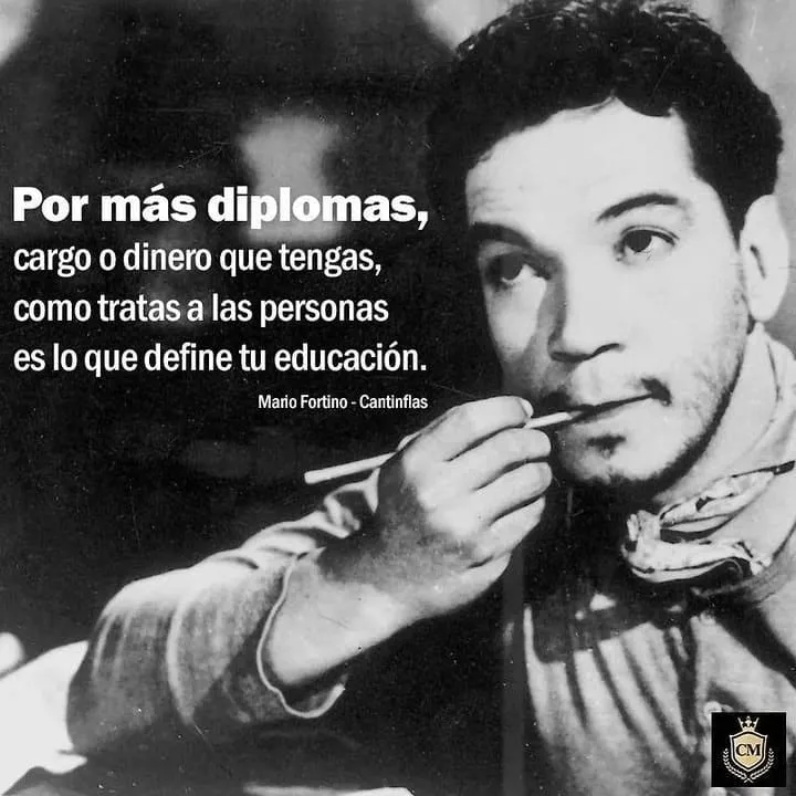 Se ve en primer término el retrato en blanco y negro de Mario Moreno "Cantinflas", en actitud pensativa, vestido con ropa de campesino y fumando un cigarrillo.